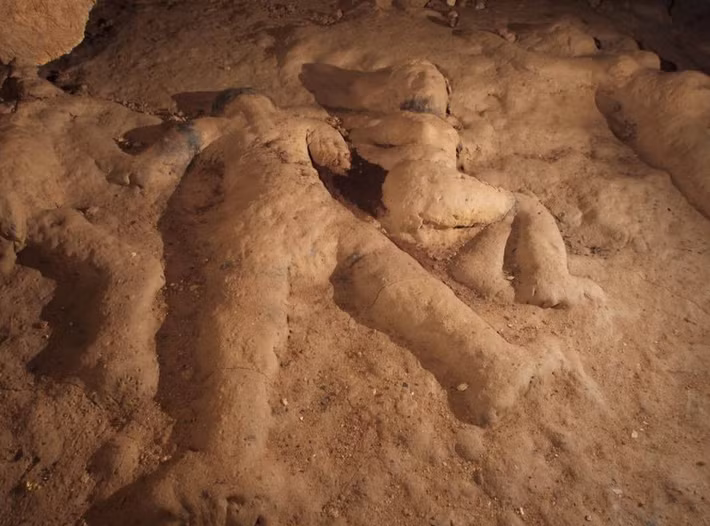 Các nhà nghiên cứu quốc tế đã phân tích hàng chục tác phẩm điêu khắc và phù điêu bằng đất sét chưa nung được tạo hình cách đây hơn một nghìn năm trong một hang động được người bản địa coi là linh thiêng. Ảnh: @ Leslie F. Zubieta Calvert.