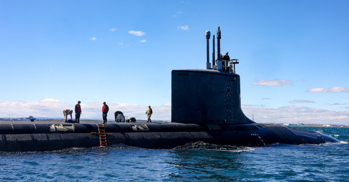 Trong khi đó, Sách trắng quốc phòng 2025 nhấn mạnh: “Trật tự hòa bình thế giới đang bị thách thức nghiêm trọng. Nhật Bản đang đối mặt môi trường an ninh phức tạp nhất kể từ sau Thế chiến II. Vì vậy, Bộ Quốc phòng và Lực lượng Phòng vệ sẽ chủ động tăng cường sức mạnh để bảo vệ lãnh thổ, vùng biển và người dân Nhật Bản”.