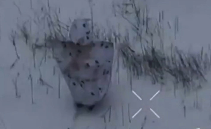 Lực lượng Nga thường xuyên thử nghiệm các trang thiết bị và chiến thuật mới trực tiếp trên chiến trường, thường triển khai các hệ thống thử nghiệm mà không cần thử nghiệm kéo dài hoặc điều chỉnh. Các đơn vị Ukraine cho biết, sự xuất hiện của kiểu ngụy trang "Chim cánh cụt" tuân theo mô hình đó, với việc binh lính thực chất đóng vai trò là đối tượng thử nghiệm trong điều kiện chiến đấu thực tế. Ảnh: @Defence_blog.