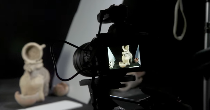 Khi vật chứa chính đã được đổ đầy, việc nghiêng nó về phía trước khiến chất lỏng chảy ra từ miệng con vật vào một chiếc bát nhỏ đặt phía trước. Ảnh: @Cơ quan Cổ vật Israel.