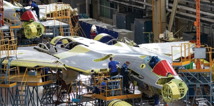 Su-57M1 dự kiến sẽ có hình thức rất khác biệt so với biến thể cơ bản, do những sửa đổi đáng kể đã được thực hiện trên khung máy bay. Điều này đã được xác nhận nhằm cung cấp lực nâng khí động học lớn hơn và cải thiện độ ổn định ở tốc độ siêu thanh. Ảnh: @Next-Generation Future.