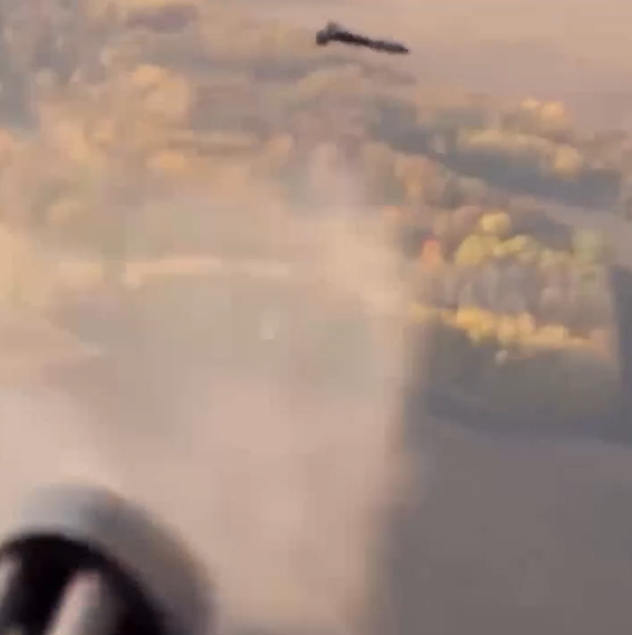 Việc sử dụng súng máy mini M134 đa năng do Mỹ sản xuất cho nhiệm vụ này là hoàn toàn hợp lý, bởi đạn của nó cực kỳ rẻ so với tên lửa phòng không thông thường. Ảnh: @Archer83Able.