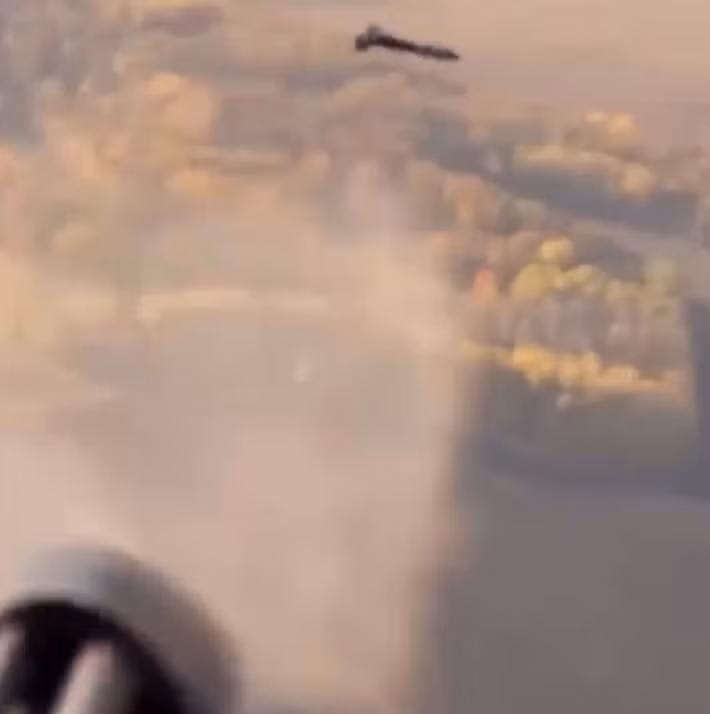 Việc sử dụng súng máy mini M134 đa năng do Mỹ sản xuất cho nhiệm vụ này là hoàn toàn hợp lý, bởi đạn của nó cực kỳ rẻ so với tên lửa phòng không thông thường. Ảnh: @Archer83Able.