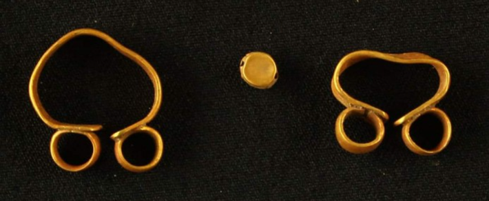 Một phát hiện đáng chú ý khác tại lâu đài này là bìa da của một bản thảo tiếng Ả Rập. Cuốn sách được cho là đã bị mục nát gần như hoàn toàn, ngoại trừ một trang dính vào bìa da. Ảnh: @Viện Hàn lâm Khoa học Quốc gia Kazakhstan.