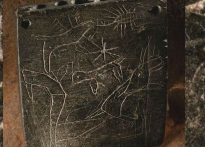Các kỹ thuật thăm dò, phân tích khảo cổ học chuyên sâu cho thấy, phiến đá này thực chất là một tấm bùa hộ mệnh. Ảnh: @Cơ Quan Cổ Vật Thổ Nhĩ Kỳ.