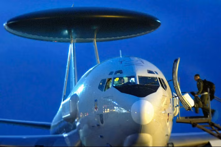 Hệ thống radar hình đĩa đặc trưng trên lưng máy bay E-3 giúp phát hiện mục tiêu từ khoảng cách hàng trăm km.