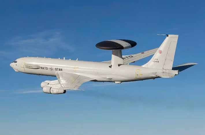 Máy bay cảnh báo sớm Boeing E‑3 Sentry của NATO với hệ thống radar AWACS đặc trưng trên thân khi đang làm nhiệm vụ tuần tra trên không.