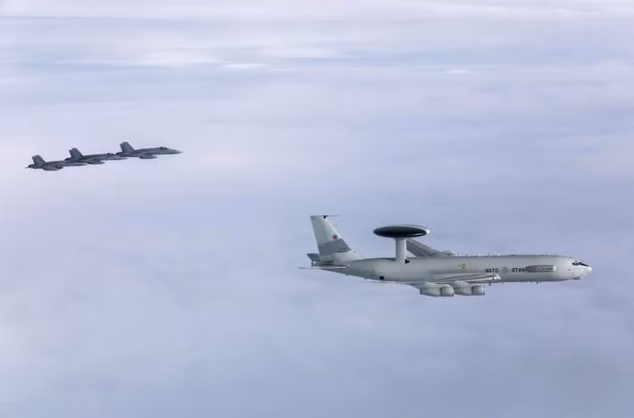 Máy bay cảnh báo sớm trên không E‑3A Sentry của NATO bay làm nhiệm vụ giám sát trên không phận châu Âu, được tiêm kích F/A‑18 Hornet hộ tống trong một hoạt động tuần tra và kiểm soát không phận của liên minh.