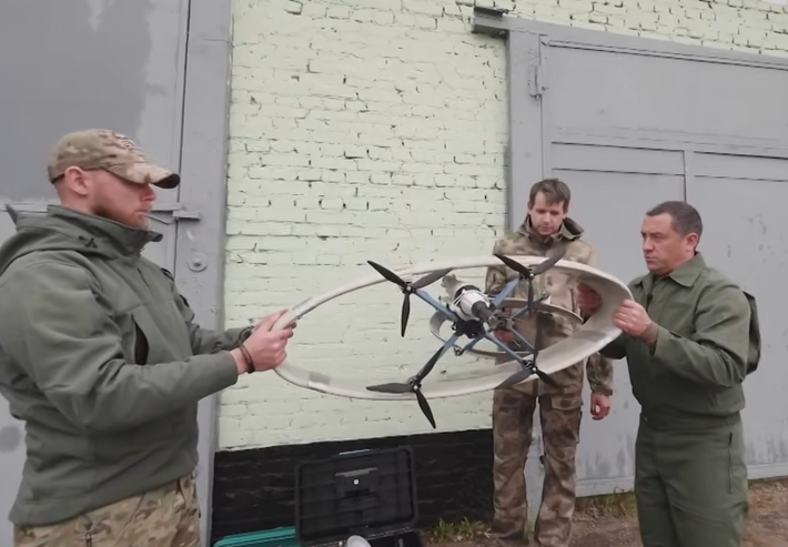 Mặc dù loại và nhà sản xuất chính xác của những chiếc máy bay không người lái này vẫn chưa được xác nhận, nhưng các thiết kế máy bay không người lái cánh vòng tương tự đã từng được truyền thông nhà nước Nga đăng tải. Những thiết kế này được cho là của một công ty có tên là "Shag vpered", có trụ sở tại quận Yelets thuộc vùng Lipetsk, Nga. Ảnh: @Serhiy Beskrestnov.