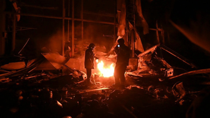 Đồng thời, một đòn tiến công riêng rẽ khác cũng được ghi nhận nhằm vào một kho UAV chưa xác định đơn vị quản lý tại khu vực Donetsk. Việc nhắm vào các cơ sở hậu cần UAV cho thấy Ukraine đang mở rộng phạm vi tấn công sang các mục tiêu chiều sâu của đối phương.