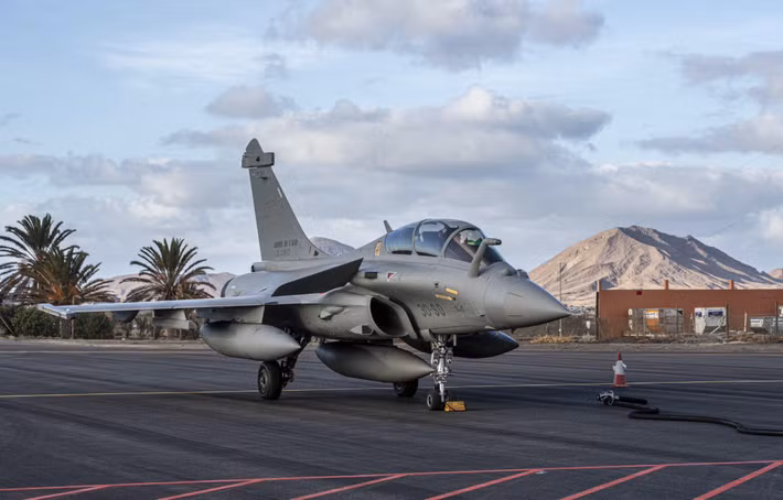 Song song với việc bàn giao máy bay, Không quân Indonesia cũng đã đẩy nhanh tiến độ chuẩn bị nguồn nhân lực. Ảnh: @Dassault Aviation.