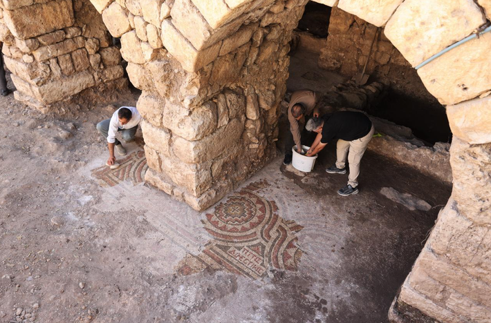 Nhóm khai quật cũng phát hiện ra một manh mối về người có thể đã sở hữu hoặc đặt làm bức tranh sàn khảm 1.500 năm tuổi này. Bởi ở một phần, các viên gạch lát sàn ghép lại thành dòng chữ “Tittos Domestikos”. Ảnh: @Bảo tàng Mardin.