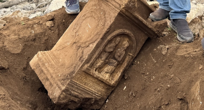 Về cơ bản, tấm bia mộ La Mã này gây chú ý với các phù điêu. Ảnh: @Bảo tàng Fethiye.