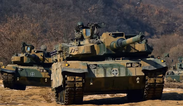 Hệ thống treo của xe tăng K2 Black Panther có thể nói là điểm nổi bật nhất. Xe tăng K2 Black Panther sử dụng hệ thống thủy lực khí nén "bán chủ động" cho phép xe tăng dễ dàng điều chỉnh tư thế theo hầu hết mọi hướng. Ảnh: @ militarnyi.