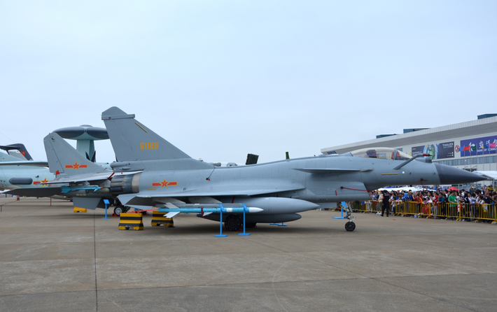 Đội bay của Indonesia hiện bao gồm các máy bay F-16 do Mỹ sản xuất, Rafale của Pháp, Su-27 và Su-30 của Nga, và máy bay phản lực Hawk của Anh. Nhiều máy bay trong số này đang dần lỗi thời hoặc cần được nâng cấp tốn kém. Ảnh: @ Defence Security Asia.