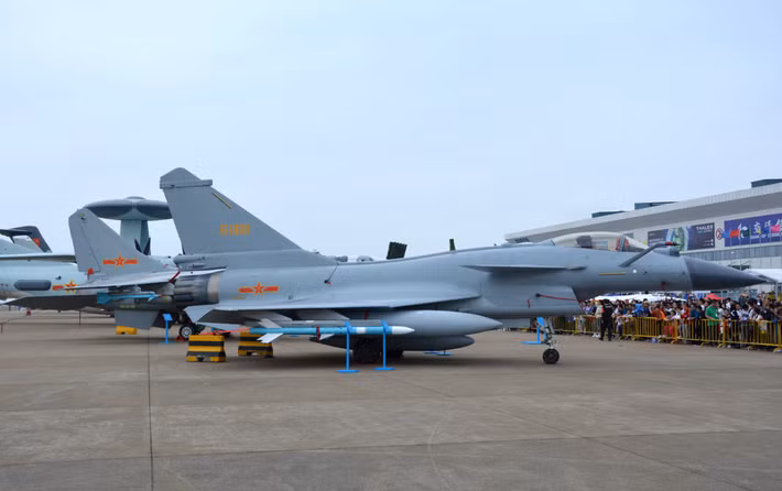 Đội bay của Indonesia hiện bao gồm các máy bay F-16 do Mỹ sản xuất, Rafale của Pháp, Su-27 và Su-30 của Nga, và máy bay phản lực Hawk của Anh. Nhiều máy bay trong số này đang dần lỗi thời hoặc cần được nâng cấp tốn kém. Ảnh: @ Defence Security Asia.