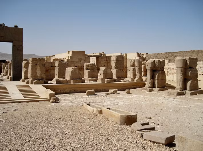 Tại Abydos ở miền nam Ai Cập, thủ đô lịch sử của Vương quốc Ai Cập cổ đại (khoảng năm 2.686-2.181 Trước Công Nguyên), Pharaoh Ramses II đã cho xây dựng một đền thờ gắn liền với tên ông ấy. Nó được gọi là Đền thờ Pharaoh Ramses II. Ảnh: @Bộ Du Lịch Và Di Tích Lịch Sử Ai Cập.