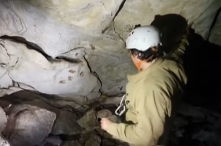 Gần đây, khi tiến hành khai quật trong một hang động trên bán đảo Yucatan của Mexico, các chuyên gia đến từ Bảo Tàng Quốc Gia Mexico bất ngờ tìm thấy hàng loạt dấu tích lạ. Ảnh: @Bảo Tàng Quốc Gia Mexico.