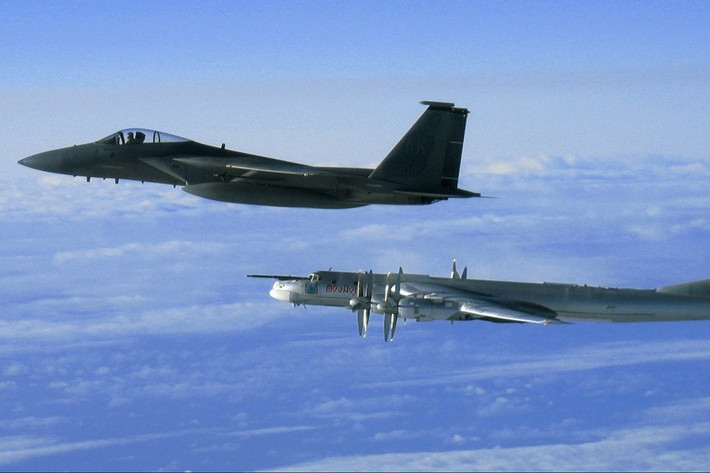 Việc kết hợp Tu-95MS cùng Su-35 không chỉ đơn thuần là huấn luyện. Nó mô phỏng gói tấn công chiến lược có hộ tống, vừa kiểm tra phản ứng của NORAD, vừa gửi đi thông điệp răn đe. Với Washington, điều đó đồng nghĩa nguy cơ đối đầu bất ngờ luôn hiện hữu, đòi hỏi cảnh giác cao độ.