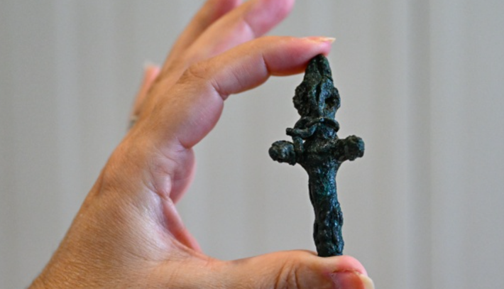 Điều đáng nói là họ còn tìm thấy một chiếc đinh cầu nguyện cao khoảng 5-6 cm. Ảnh: @Đại học Çukurova.