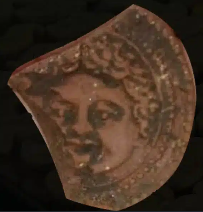 Tại ngã ba đường này, giữa các gò mộ và khu định cư cổ xưa, du khách và những người hành hương thường dừng chân trước khi vượt qua các con đèo. Sự hiện diện những chiếc bùa cho thấy mục đích sử dụng để xua đuổi tà ma: những chiếc bùa hộ mệnh được đeo, chôn trong mộ hoặc treo ở ngưỡng cửa nhà để xua đuổi điều xấu xa. Ảnh: @Magomet Izhayev.