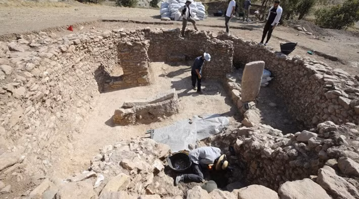 Ngôi đền trụ vững nhờ những bức tường đá, vốn được xây dựng bằng đá nhỏ và vữa bùn kết hợp. Ảnh: @Bảo tàng Mardin.