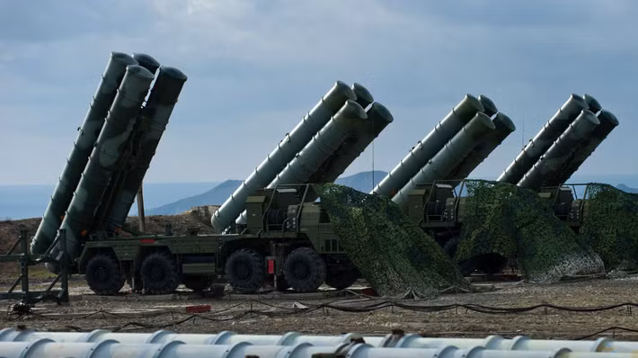 Trong các cuộc đàm phán gần đây giữa Bộ trưởng Quốc phòng Nga Andrei Belousov và Bộ trưởng Quốc phòng Ấn Độ Rajnath Singh, thời hạn mới cho việc bàn giao các hệ thống S-400 mới này đã được ấn định vào năm 2026-2027. Ảnh: @Missile Defense Advocacy Alliance.