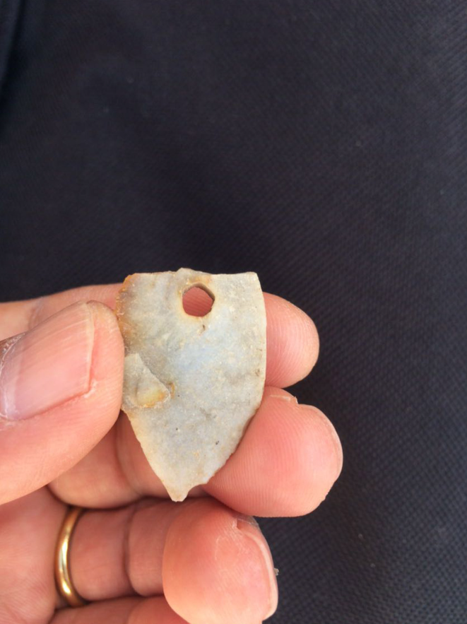 Ngoài mặt chiếc vòng cổ này, nhóm chuyên gia còn khai quật được một mảnh đá đục lỗ cũng có niên đại từ thời La Mã cổ đại. Ảnh: @Bảo tàng Kahramanmaraş.