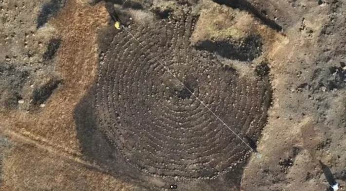 Có kích thước xấp xỉ 15 x 15 mét, công trình này bao gồm 15 vòng tròn đá đồng tâm. Thông số này khiến nó trở thành mê cung hình tròn lớn nhất từng được phát hiện ở Ấn Độ. Ảnh: @Deccan College.