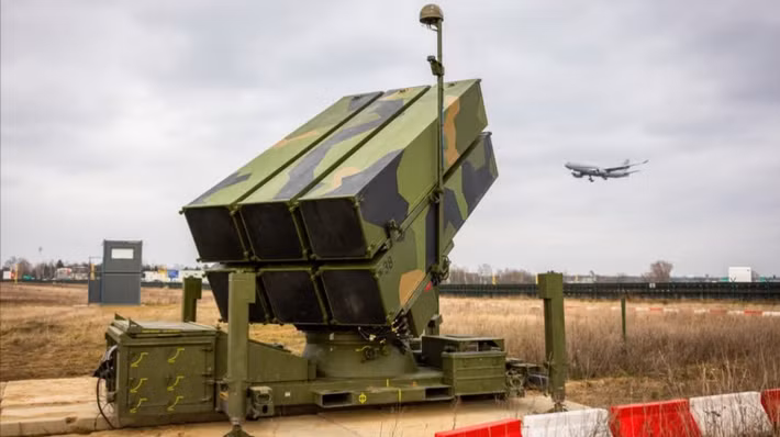 Ở cấp đơn vị, một trung đội NASAMS gồm ba bệ phóng mang tổng cộng 18 tên lửa, được hỗ trợ bởi radar ba tọa độ và bảng điều khiển hỏa lực. Tuy nhiên, trong các đợt tập kích dồn dập, số lượng đạn này có thể nhanh chóng cạn kiệt, đặt ra yêu cầu cấp bách về tiếp tế.