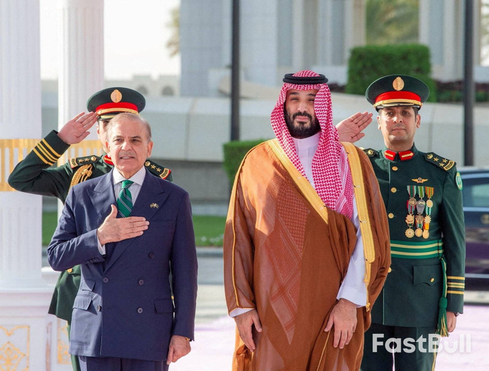 Cuộc đàm phán diễn ra sau khi Pakistan và Ả Rập Xê Út ký hiệp ước phòng thủ chung vào tháng 9/2025 tại Riyadh, hai bên cam kết coi mọi hành động gây hấn nhằm vào một nước là mối đe dọa chung. Trong bối cảnh đó, gói JF-17 được xem là bước đi đầu tiên nhằm chuyển cam kết chính trị thành năng lực quân sự cụ thể.