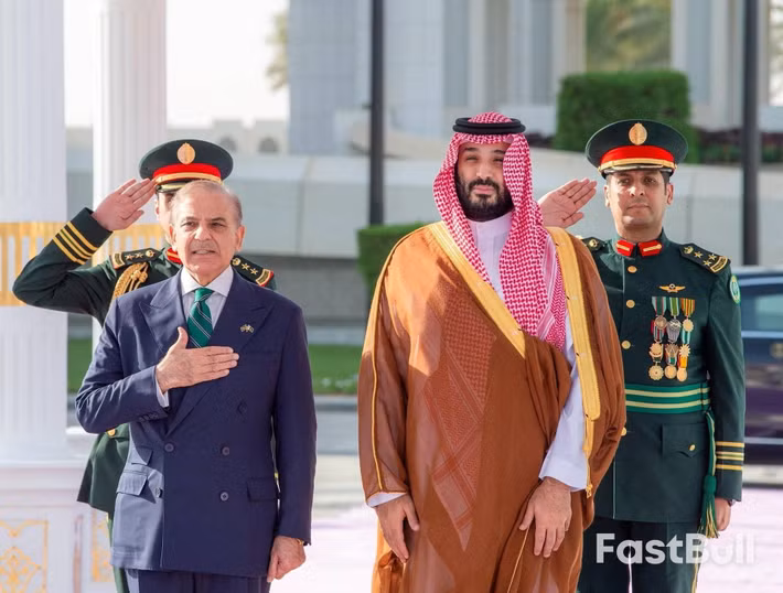 Cuộc đàm phán diễn ra sau khi Pakistan và Ả Rập Xê Út ký hiệp ước phòng thủ chung vào tháng 9/2025 tại Riyadh, hai bên cam kết coi mọi hành động gây hấn nhằm vào một nước là mối đe dọa chung. Trong bối cảnh đó, gói JF-17 được xem là bước đi đầu tiên nhằm chuyển cam kết chính trị thành năng lực quân sự cụ thể.