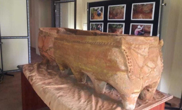 Đó là một vật thể tựa như chiếc quan tài rỗng nhưng nó có tới 12 chân kỳ quái. Ảnh: @Cục Khảo cổ học Ấn Độ.