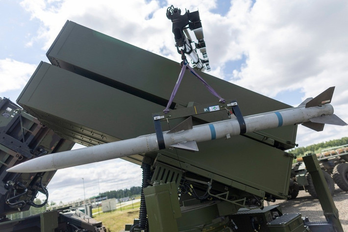 Bên cạnh các loại tên lửa truyền thống, những máy bay không người lái đánh chặn do Ukraine phát triển cũng đang được đưa vào danh sách cân nhắc. Đây được xem là giải pháp chi phí thấp nhằm đối phó hiệu quả với UAV Shahed, qua đó hạn chế việc sử dụng các tên lửa đánh chặn đắt tiền cho những mục tiêu đơn giản.