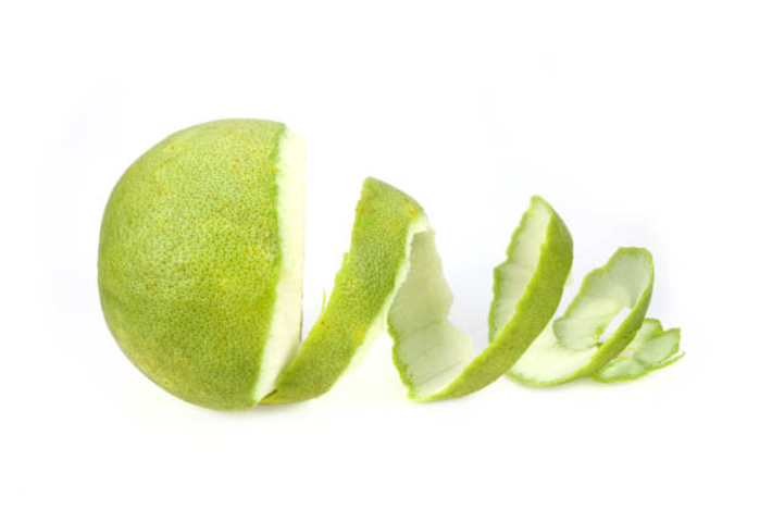 “Nếu chúng ta có thể tái chế vỏ bưởi thành các sản phẩm có giá trị cao hơn thay vì chỉ vứt bỏ, chúng ta không chỉ có thể giảm chất thải từ quá trình sản xuất, tiêu thụ và làm nước ép bưởi, mà còn tạo ra nhiều giá trị hơn từ chất thải thực phẩm và nông nghiệp”, đồng tác giả nghiên cứu này Yi-Cheng Wang, cho biết thêm. Ảnh: @iStock.