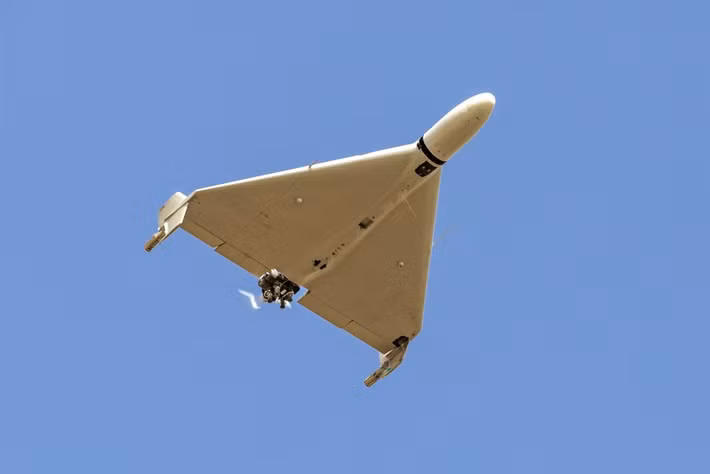 Các nguồn tin cho rằng cuộc tấn công có thể được thực hiện bằng UAV cảm tử Shahed-136 do Iran phát triển. Loại UAV này có tầm hoạt động khoảng 2.000 km, mang đầu đạn nặng hàng chục kg và thường được sử dụng theo loạt để tăng khả năng xuyên phá phòng không.