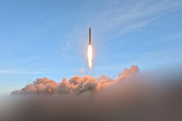 Các cuộc tập kích diễn ra sau khi Mỹ và Israel phát động chiến dịch quân sự quy mô lớn nhằm vào Iran ngày 28/2. Chiến dịch này được cho là có sự ủng hộ của một số quốc gia vùng Vịnh Ba Tư cũng như một số nước châu Âu.