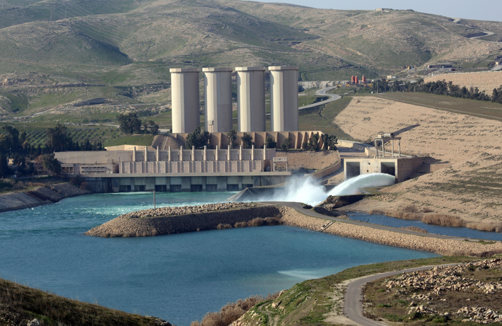 Một đợt hạn hán nghiêm trọng làm giảm mực nước trong hồ chứa. Vì vậy, các chuyên gia khảo cổ Iraq đã khai quật dọc theo hồ chứa nước của đập Mosul nhiều di tích chôn cất cổ xưa kỳ lạ. Ảnh: @Agence France-Presse.