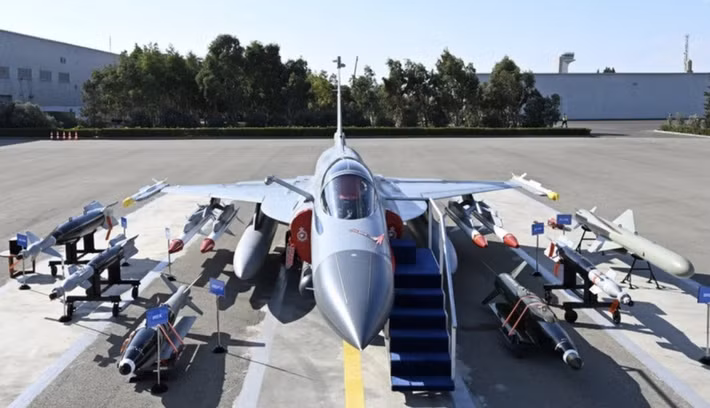 Nhiều nguồn tin quân sự Pakistan cho biết, thỏa thuận được đề xuất không chỉ bao gồm việc mua máy bay, mà còn mở rộng sang vũ khí, huấn luyện phi công, bảo trì kỹ thuật và hỗ trợ hậu cần dài hạn. Cách tiếp cận này là bước đi hiếm hoi, chuyển hóa nghĩa vụ tài chính thành năng lực quân sự cụ thể và bền vững giữa hai đối tác quốc phòng lâu năm.