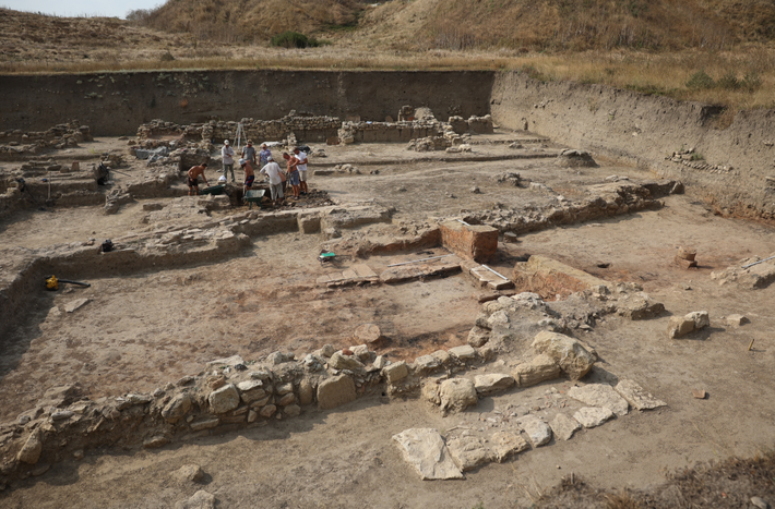 Tại tàn tích của thành phố Hy Lạp cổ đại Phanagoria, các nhà khảo cổ học ở Nga bất ngờ tìm thấy một vật thể lạ. Ảnh: @Vladimir Kuznetsov.