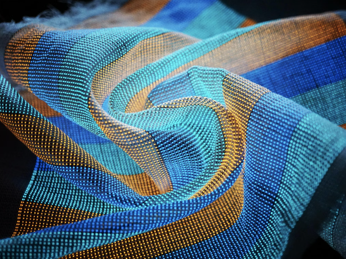 Ví dụ, một lớp phủ vải mới lên quần áo thông minh tương lai có thể hấp thụ và vô hiệu hóa một số chất từ các vũ khí hóa học. Lớp phủ đó được làm từ một khung kim loại hữu cơ có thể thu chặt và phá vỡ các hợp chất hóa học có hại. Ảnh: @Getty.