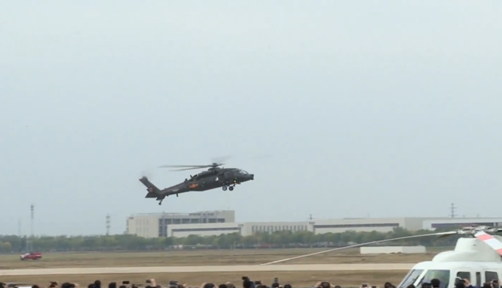 Ông giải thích rằng, trực thăng tấn công Z-20T có thể tấn công mục tiêu của kẻ thù, hỗ trợ lực lượng mặt đất và chống lại các mối đe dọa trên bộ và cả trên không. Ảnh: @AVIC.