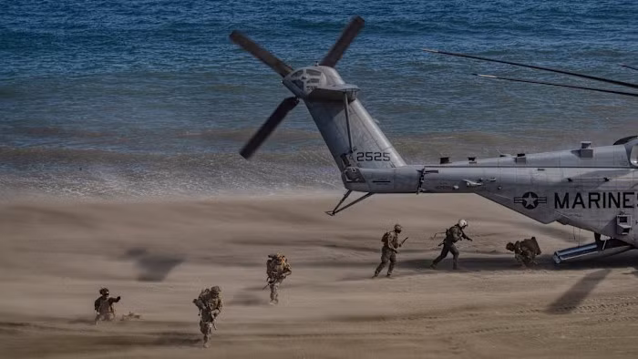 Trong bối cảnh đó, một số phương án quân sự được đề xuất, bao gồm việc triển khai lính thủy đánh bộ và lính dù Mỹ để chiếm các vị trí chiến lược dọc bờ biển Iran.