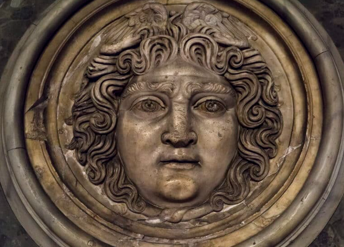Medusa là một trong ba nữ thần Gorgon và tượng trưng cho cả sự nguy hiểm lẫn sự bảo vệ. Hình ảnh của bà thường được sử dụng trong các vật dụng trang trí và kiến ​​trúc như một bùa hộ mệnh để xua đuổi tà ma. Ảnh: @Dự án Finziade / Parco Archeologico e Paesaggistico della Valle dei Templi.