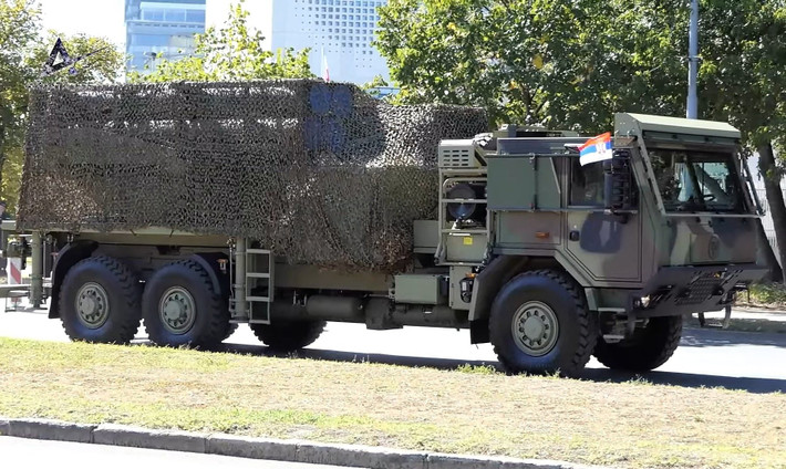 Ngoài ra còn có sự hiện diện của hệ thống pháo phản lực đa nòng PULS do Israel chế tạo. PULS có khả năng phóng nhiều loại đạn, trong đó phiên bản tầm xa đạt tới 300 km, cho phép Serbia mở rộng đáng kể khả năng tấn công chính xác vào các mục tiêu trọng yếu trong khu vực nếu cần thiết, đồng thời nâng cao năng lực răn đe chiến lược.