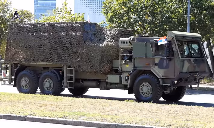 Ngoài ra còn có sự hiện diện của hệ thống pháo phản lực đa nòng PULS do Israel chế tạo. PULS có khả năng phóng nhiều loại đạn, trong đó phiên bản tầm xa đạt tới 300 km, cho phép Serbia mở rộng đáng kể khả năng tấn công chính xác vào các mục tiêu trọng yếu trong khu vực nếu cần thiết, đồng thời nâng cao năng lực răn đe chiến lược.