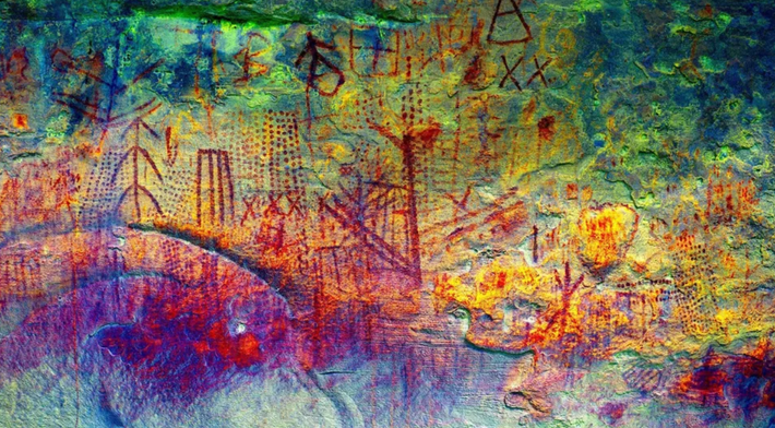 Tại hiện trường, một số họa tiết mà các nhà nghiên cứu gọi là hình vẽ tượng hình, được khắc bằng màu đỏ và mô tả các họa tiết hình học như các đường chấm, các hàng chữ X, các hình dạng hình sao và các đường thẳng nối liền nhau tạo thành nhiều hình dạng các khác nhau. Ảnh: @ Đại học Simon Bolivar.