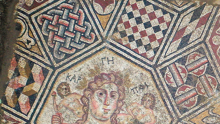 Cô được miêu tả là nữ thần mùa màng, và ký hiệu ΓΗ phía trên đầu cô cho biết, cô ấy là nữ thần của Trái Đất, Gaia. Ảnh: @Bảo tàng İznik.