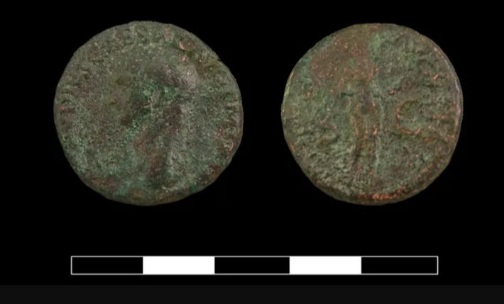 Khi đến địa điểm này, họ tìm thấy 15 dòng chữ khắc La Mã cổ đại và một đồng xu được giấu trong một khe nứt trên trần hang, có niên đại từ thời trị vì của Hoàng đế Claudius. Ảnh: @Alberto-g-rovi.