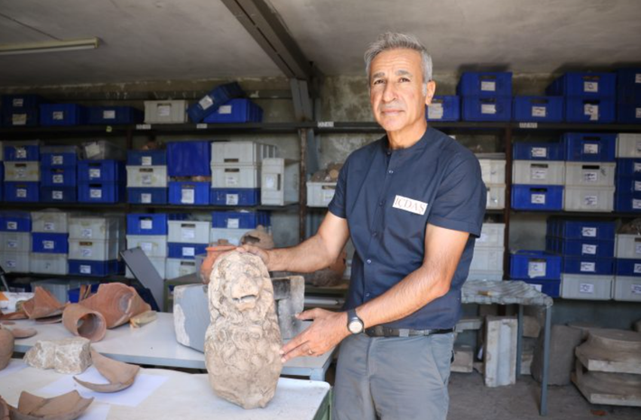 Giáo sư Tiến sĩ Nurettin Arslan thông báo rằng, một bức tượng sư tử được cho là có niên đại từ thời Hy Lạp cổ đại đã được khai quật. Ảnh: @Đại học Çanakkale Onsekiz Mart (ÇOMÜ).